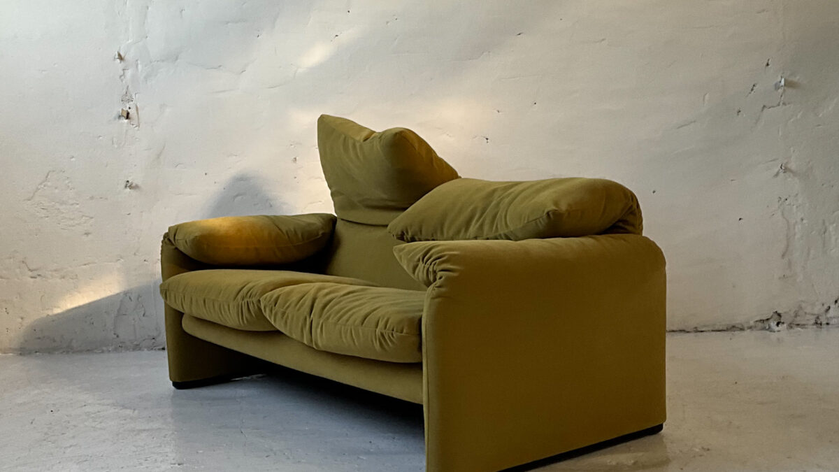 Sofa Maralunga projektu Vico Magistretti dla firmy Cassina. Lata 70. Ruchome zagłówki, organiczna forma, duży komfort.