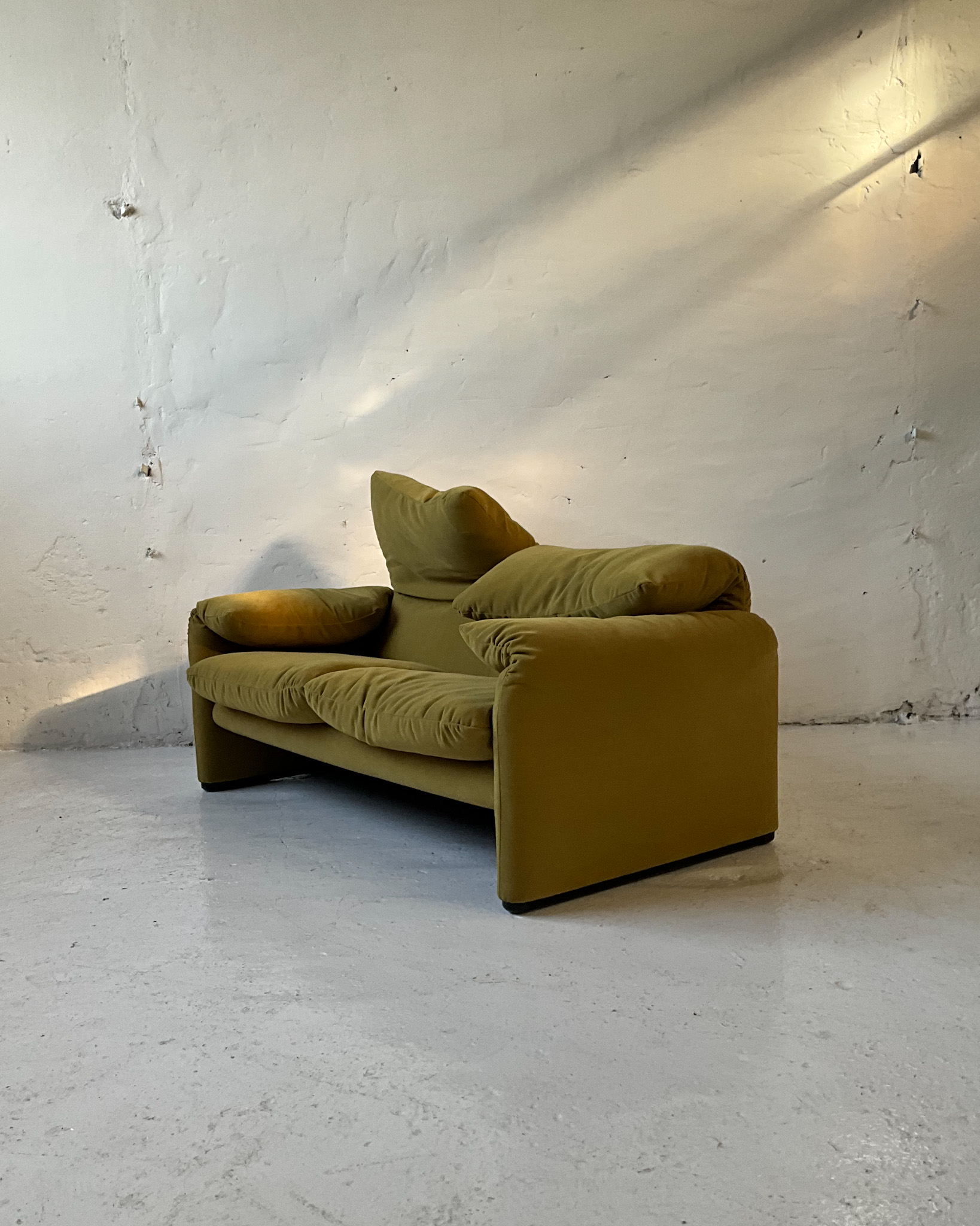 Sofa Maralunga projektu Vico Magistretti dla firmy Cassina. Lata 70. Ruchome zagłówki, organiczna forma, duży komfort.