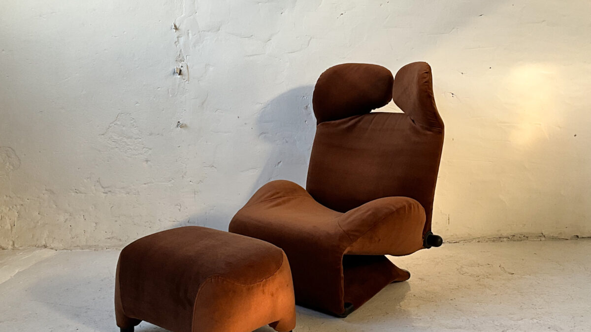 Fotel Cassina Wink z podnóżkiem projektu Toshiyuki Kita, brązowa welurowa tapicerka.