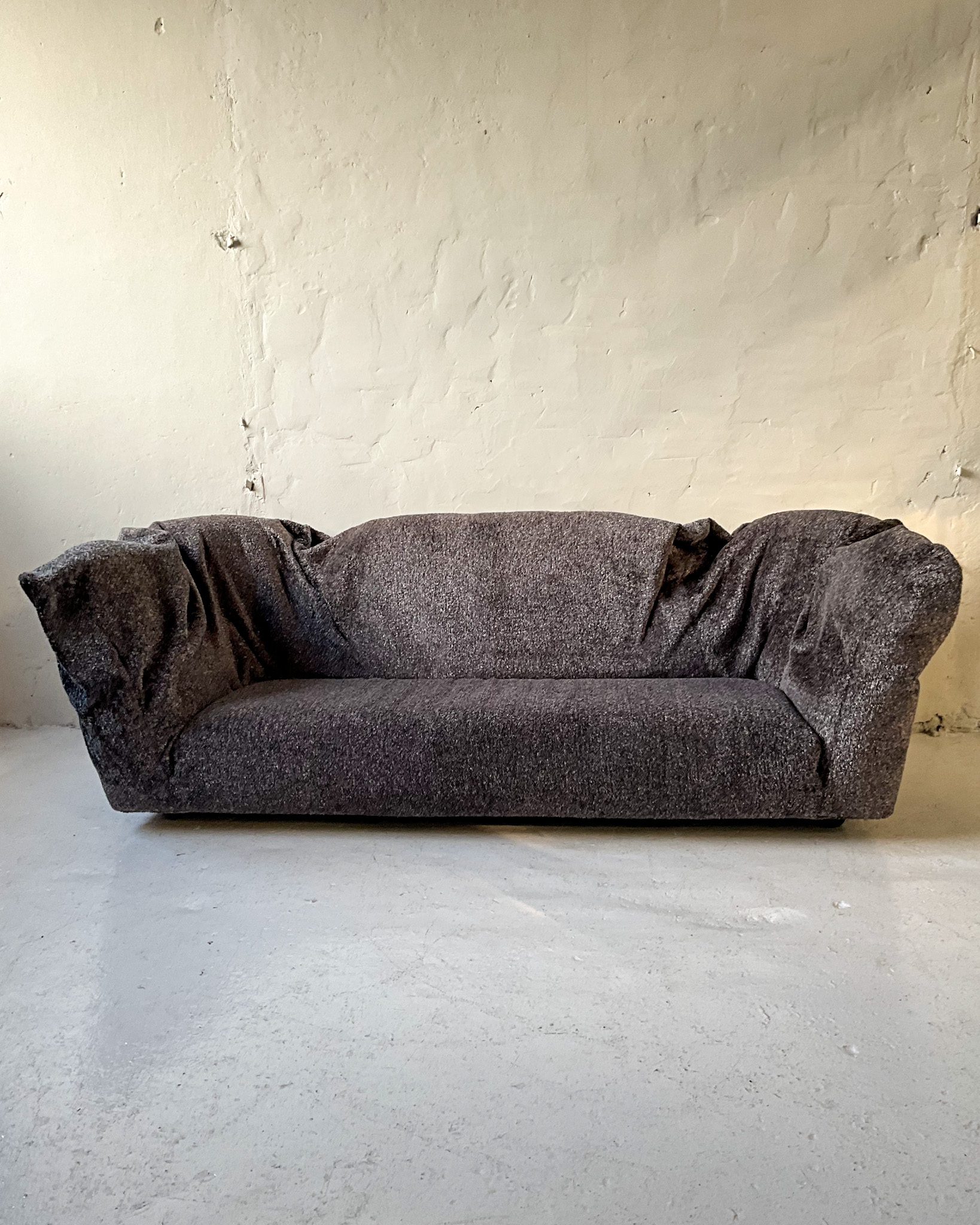 Sofa Edra Sfatto projektu Francesco Binfaré z 2011 roku, widok od frontu