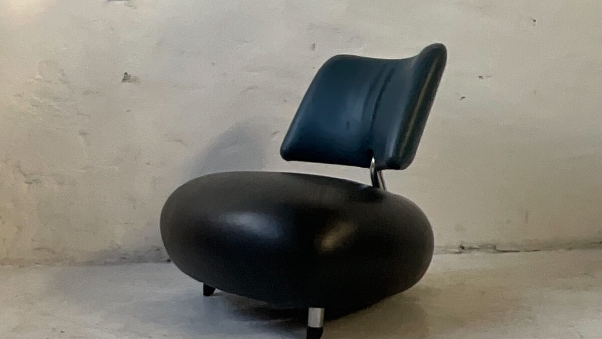 Fotel Leolux Pallone projektu Roya de Scheemakera, kuliste siedzisko, zaokrąglone oparcie i metalowa podstawa.