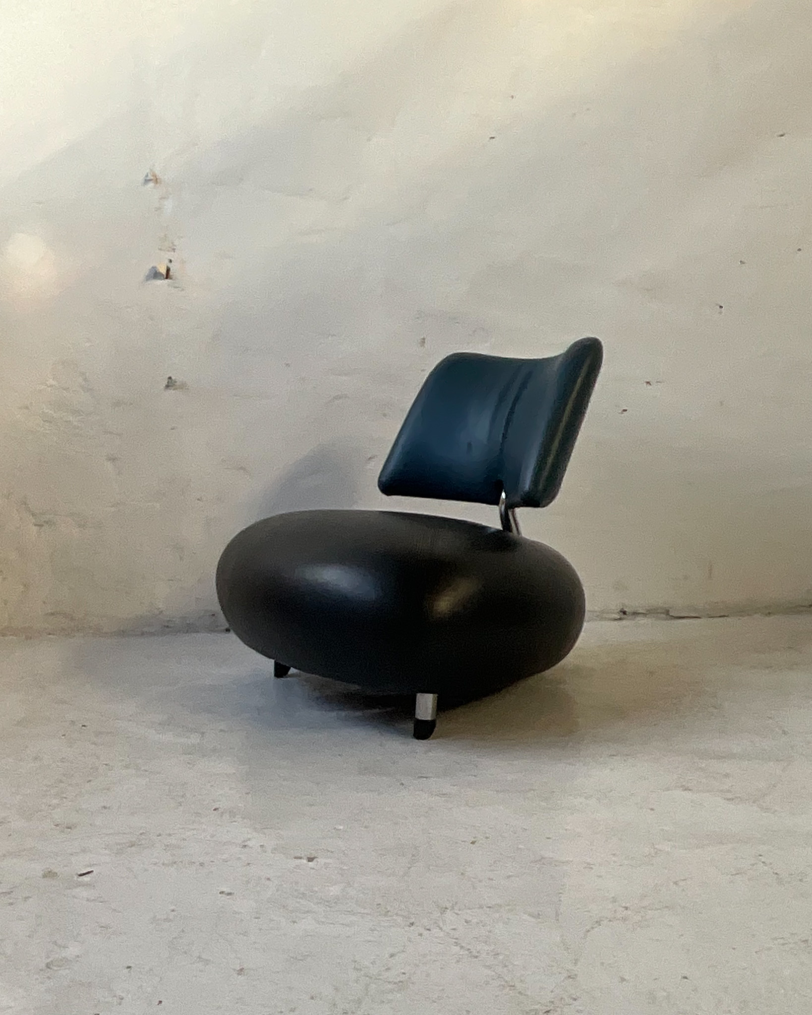 Fotel Leolux Pallone projektu Roya de Scheemakera, kuliste siedzisko, zaokrąglone oparcie i metalowa podstawa.