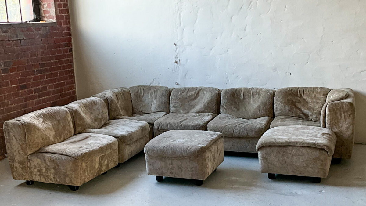 Sofa modułowa z lat 70 widok od frontu. Pluszowa miękka tapicerka, wygodne siedziska
