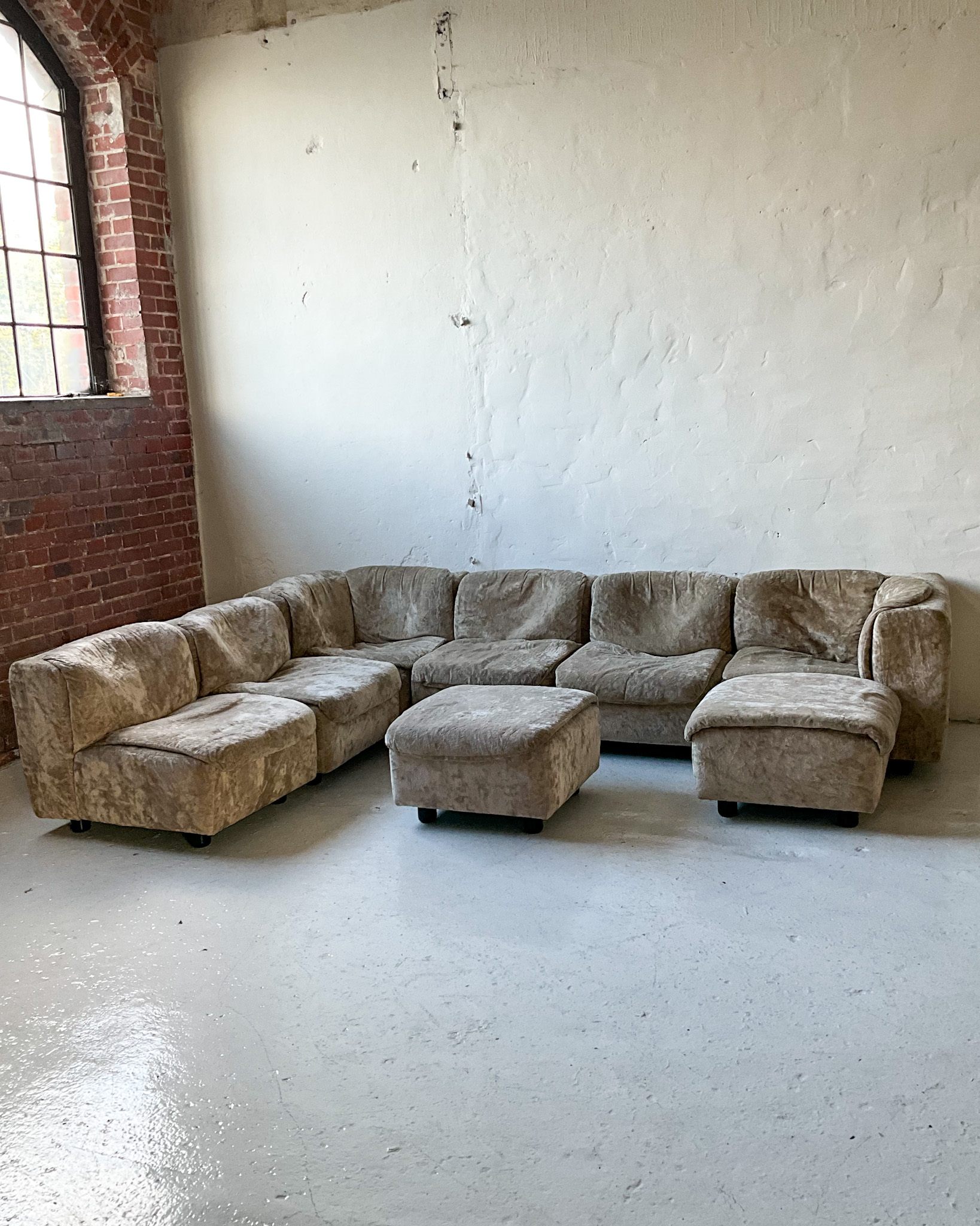 Sofa modułowa z lat 70 widok od frontu. Pluszowa miękka tapicerka, wygodne siedziska